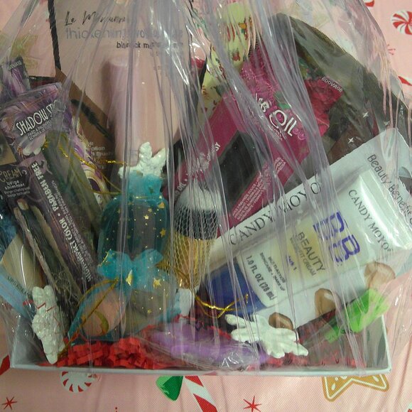 Merry & Matte - 17-Piece Christmas Makeup Gift Basket, Holiday Gifts for Her - Picture 4 of 5